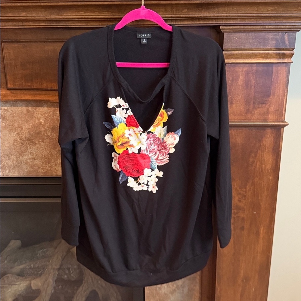 Torrid black floral top deep v cutout neckline size 2 (18-20) whimsigoth edgy